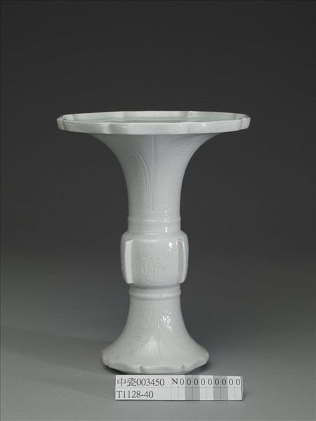 白瓷海棠式花觚