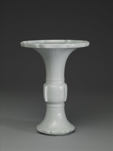 白瓷海棠式花觚