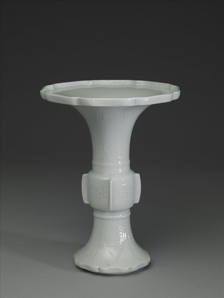 白瓷海棠式花觚