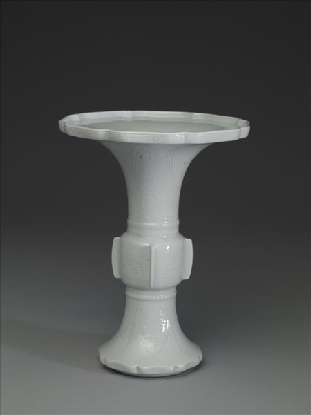 白瓷海棠式花觚