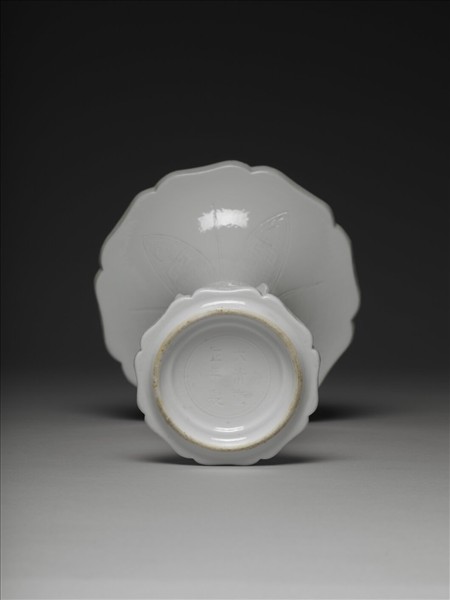 白瓷海棠式花觚