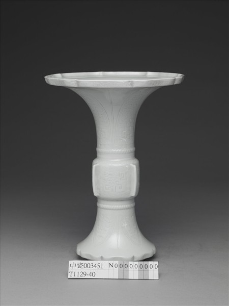 白瓷海棠式花觚