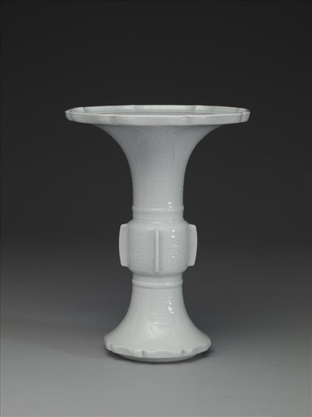 白瓷海棠式花觚