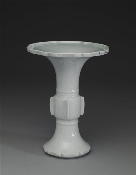 白瓷海棠式花觚