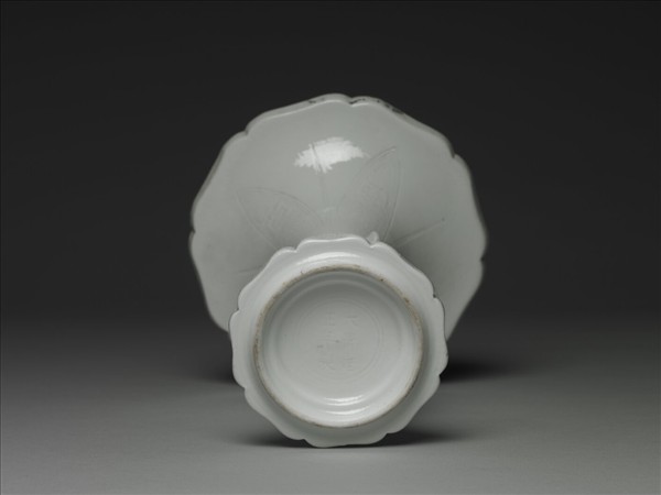 白瓷海棠式花觚