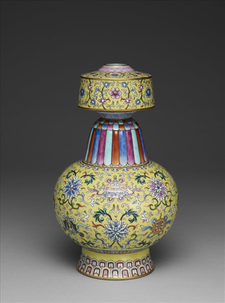 洋彩黃地番蓮紋瓶