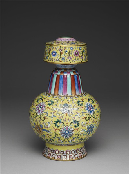 洋彩黃地番蓮紋瓶