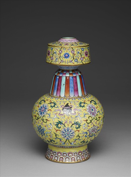 洋彩黃地番蓮紋瓶