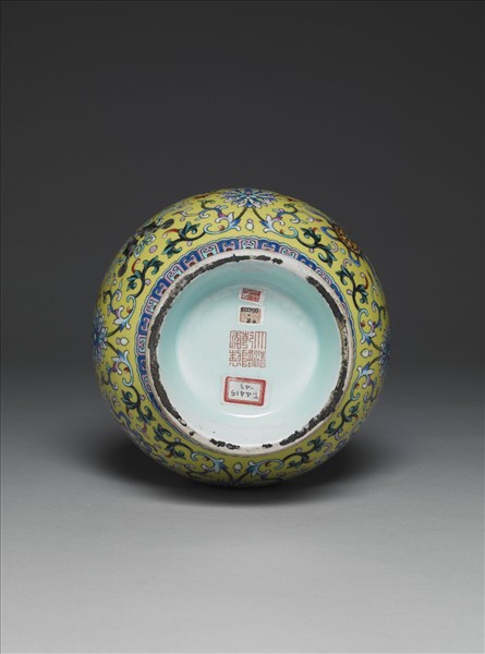 洋彩黃地番蓮紋瓶