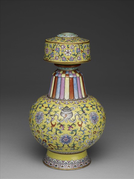洋彩黃地番蓮紋瓶