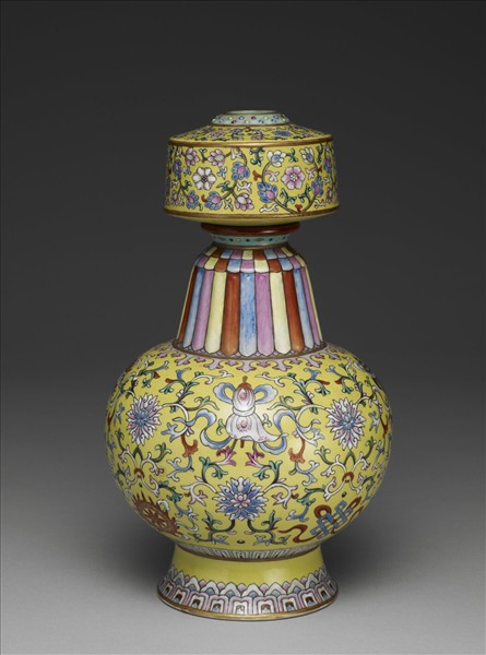 洋彩黃地番蓮紋瓶