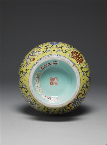 洋彩黃地番蓮紋瓶