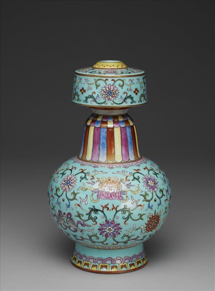 洋彩藍地番蓮紋瓶