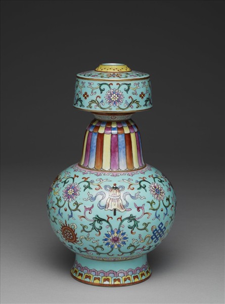 洋彩藍地番蓮紋瓶