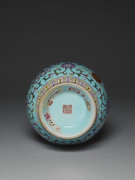 洋彩藍地番蓮紋瓶