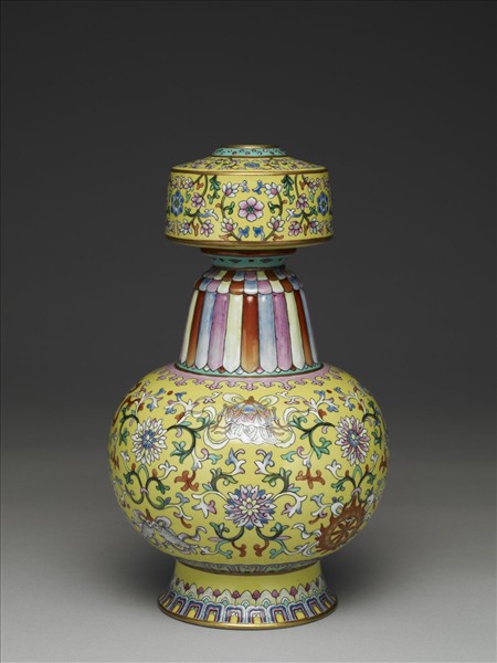 洋彩黃地番蓮紋瓶