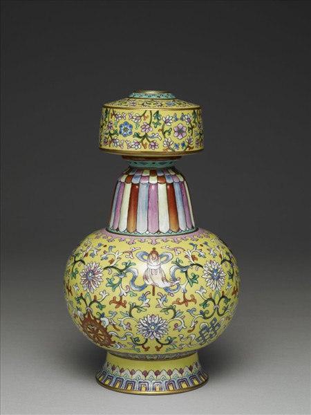 洋彩黃地番蓮紋瓶