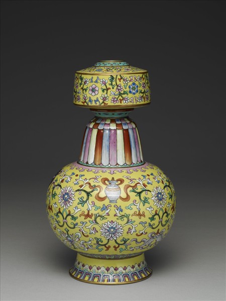 洋彩黃地番蓮紋瓶