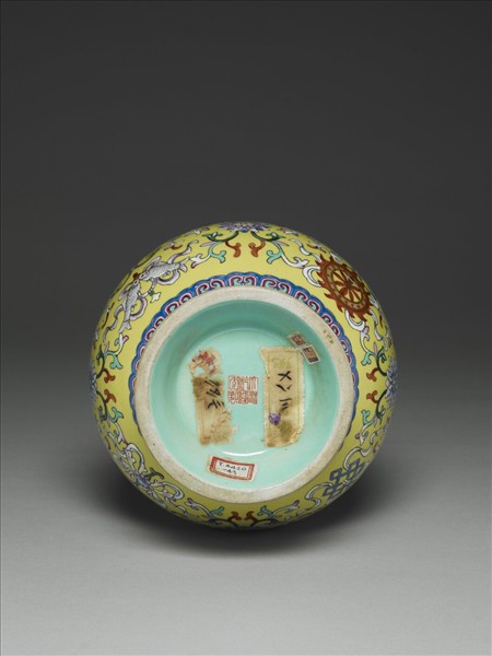 洋彩黃地番蓮紋瓶