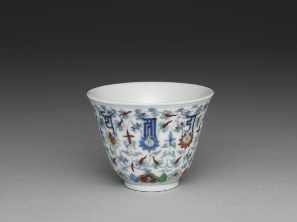 鬥彩蓮花梵文杯