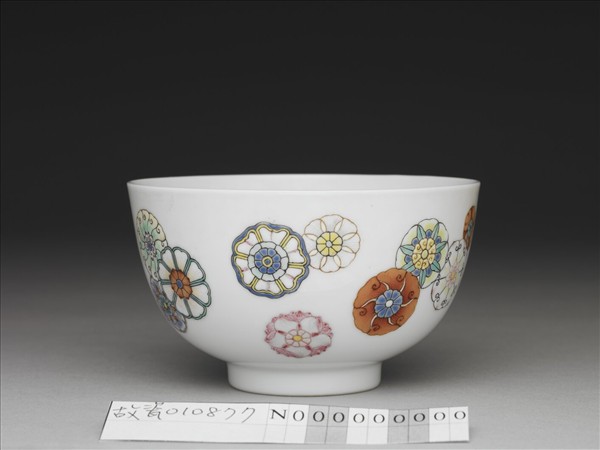 洋彩皮球花紋碗