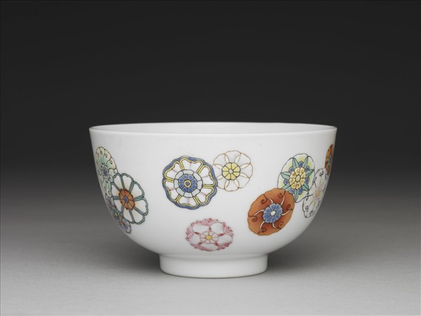 洋彩皮球花紋碗