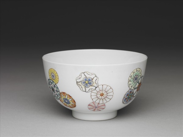 洋彩皮球花紋碗