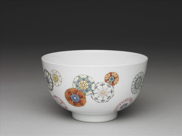 洋彩皮球花紋碗