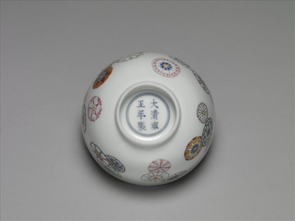 洋彩皮球花紋碗