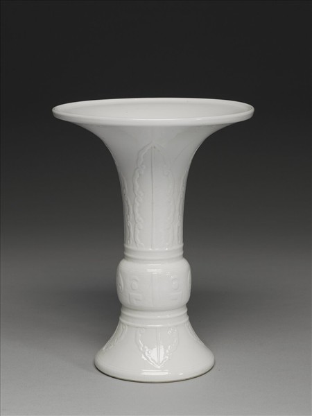 白瓷蕉葉紋花觚