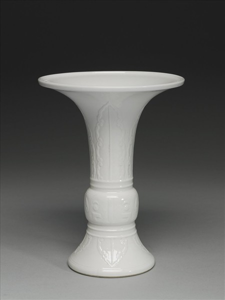 白瓷蕉葉紋花觚