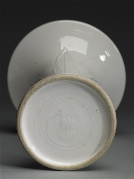 白瓷蕉葉紋花觚