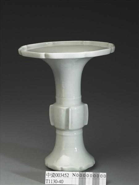 白瓷海棠式花觚