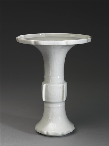 白瓷海棠式花觚