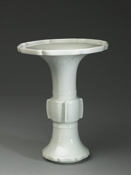 白瓷海棠式花觚