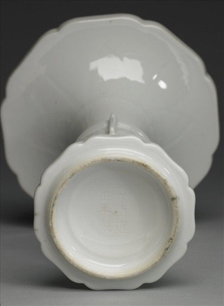 白瓷海棠式花觚