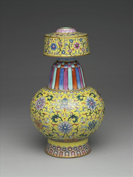 洋彩黃地番蓮紋瓶