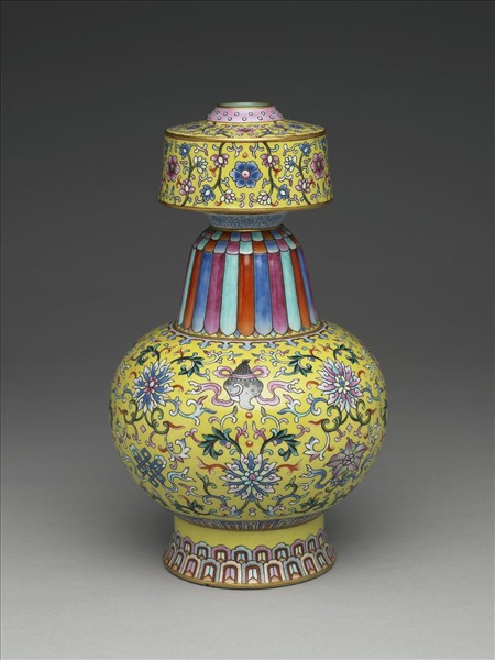 洋彩黃地番蓮紋瓶