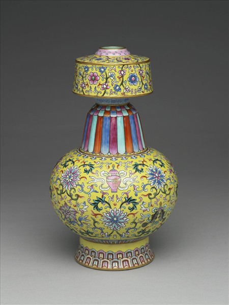 洋彩黃地番蓮紋瓶