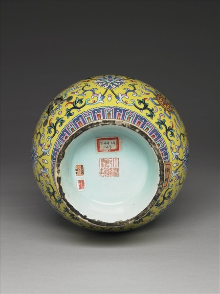 洋彩黃地番蓮紋瓶