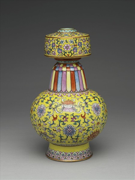 洋彩黃地番蓮紋瓶