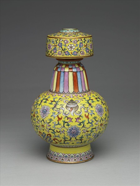 洋彩黃地番蓮紋瓶