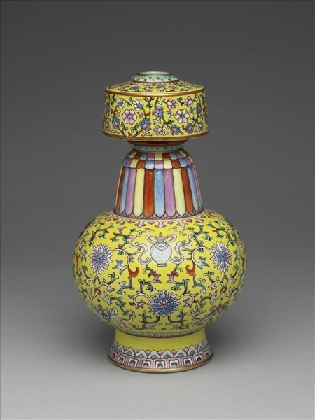 洋彩黃地番蓮紋瓶