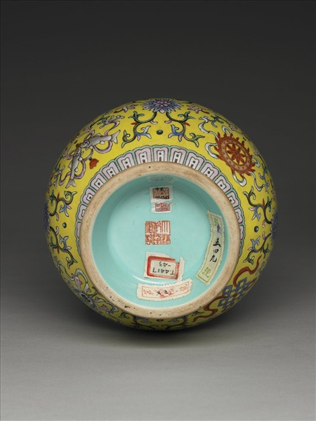 洋彩黃地番蓮紋瓶