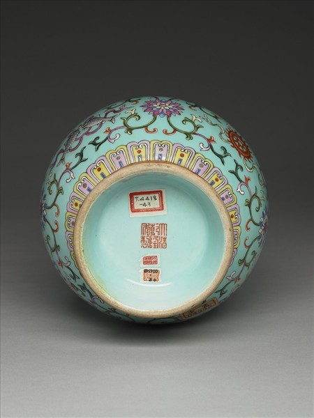 洋彩藍地番蓮紋瓶