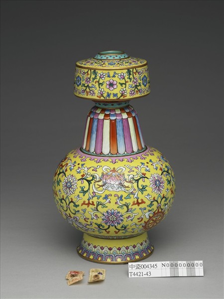 洋彩黃地番蓮紋瓶