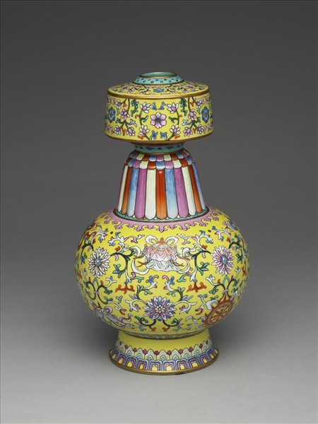 洋彩黃地番蓮紋瓶
