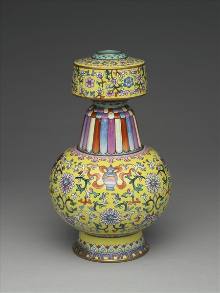 洋彩黃地番蓮紋瓶