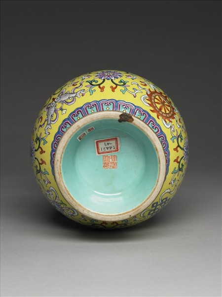 洋彩黃地番蓮紋瓶