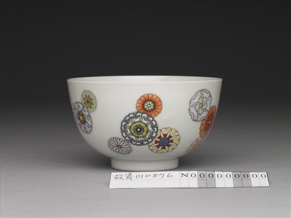 洋彩皮球花紋碗